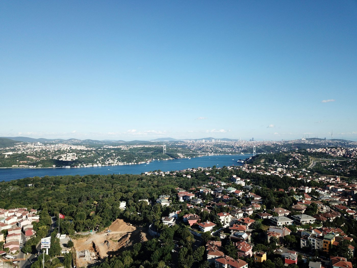 İstanbul Boğazı ve çevresindeki yerleşimlerin gündüz görünümü